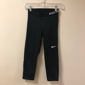 NWOT Nike Pro Capri